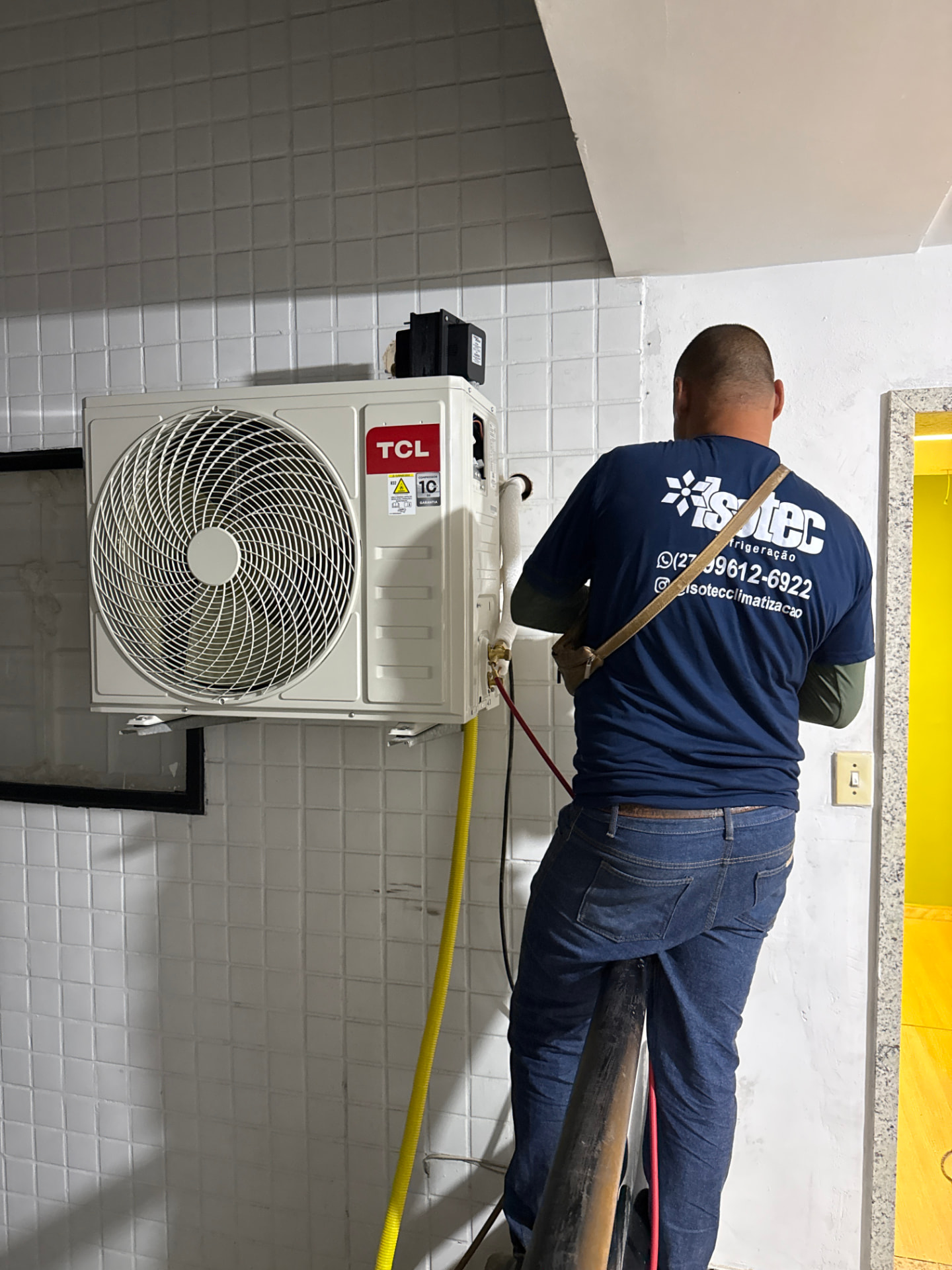 Profissional da Isotec executando serviço de climatização